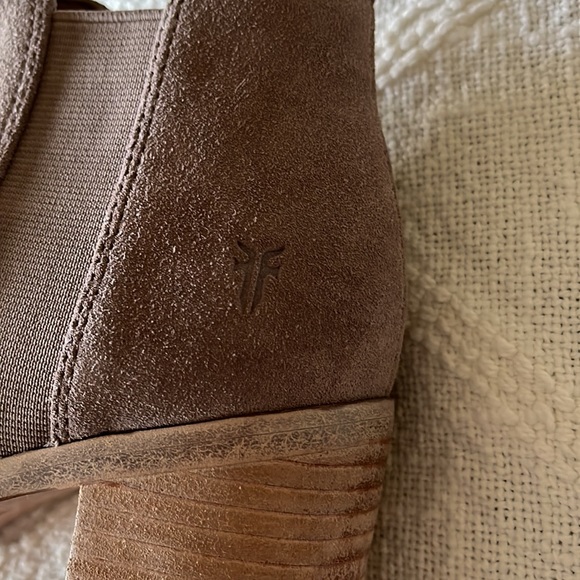 FRYE Danica Chelsea Peep Toe Heeled Suede Booties Size 6 - Picture 14 of 16
